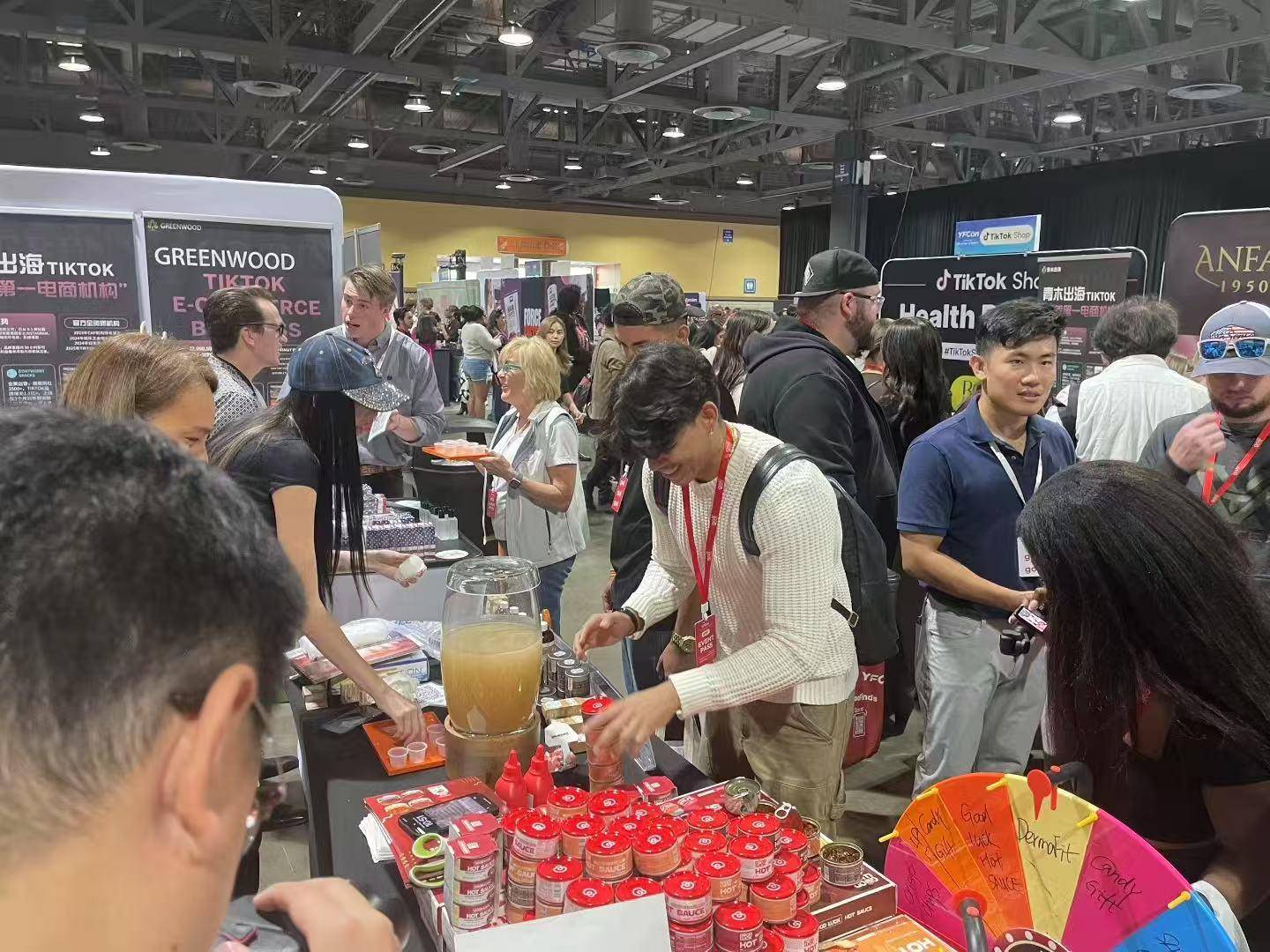 在美国洛杉矶举办的北美网红达人选品展上，菇的辣克 GOODLUCK”香菇辣酱备受欢迎。.jpg