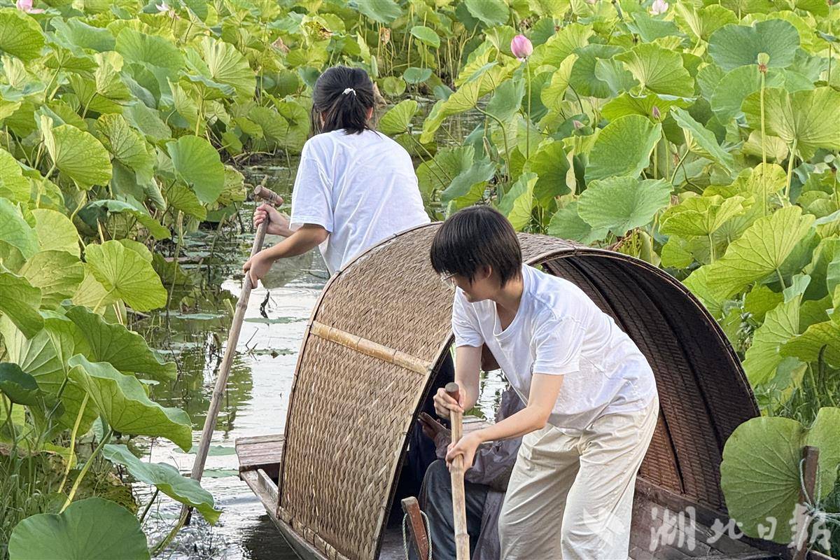 图4 实践队队员在麻阳寨踩点.jpg