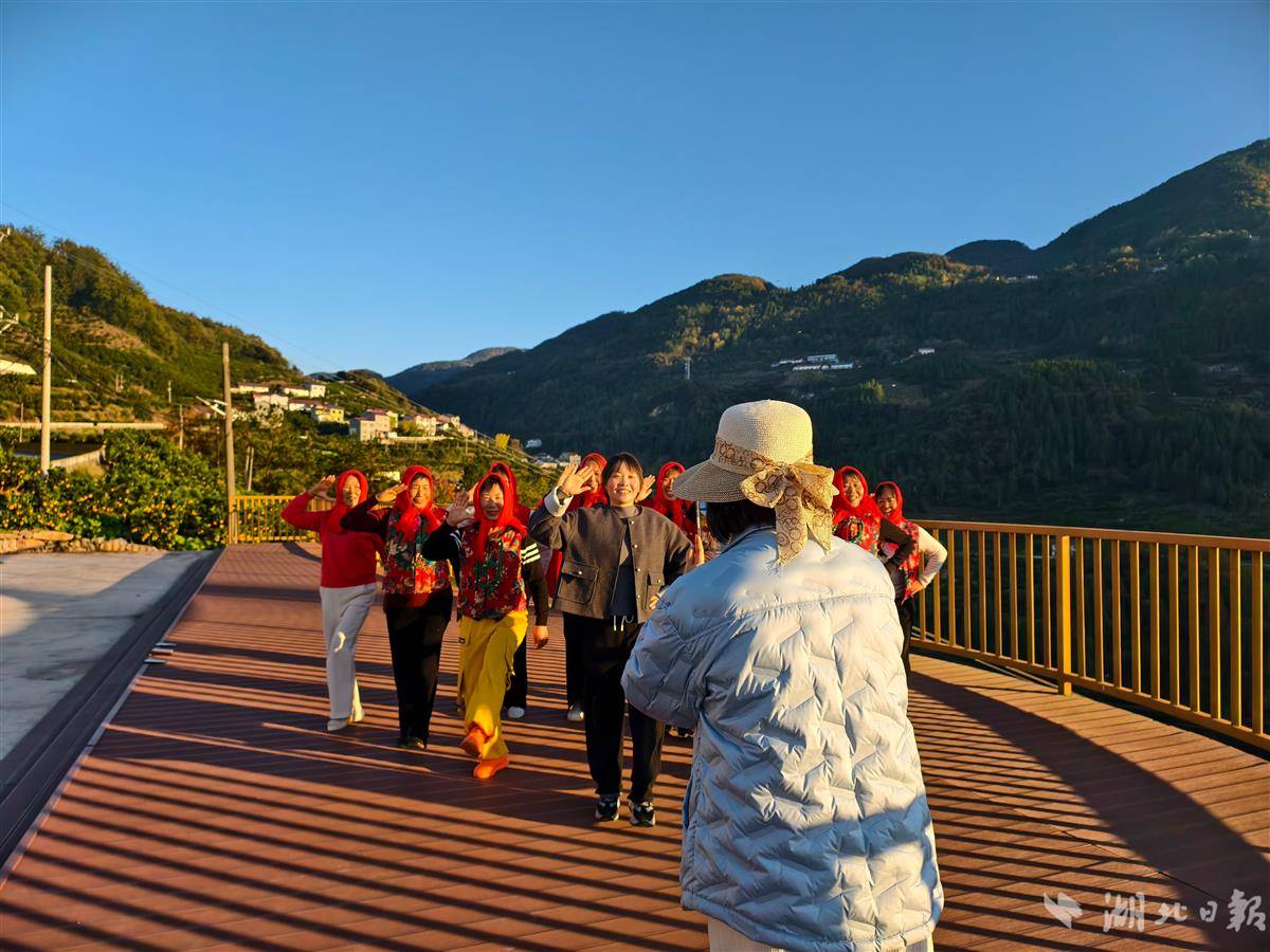 宜昌市秭归县两河口镇土珠庙村，“银发舞团”正在拍摄短视频。 邓爽 摄 (3).jpg