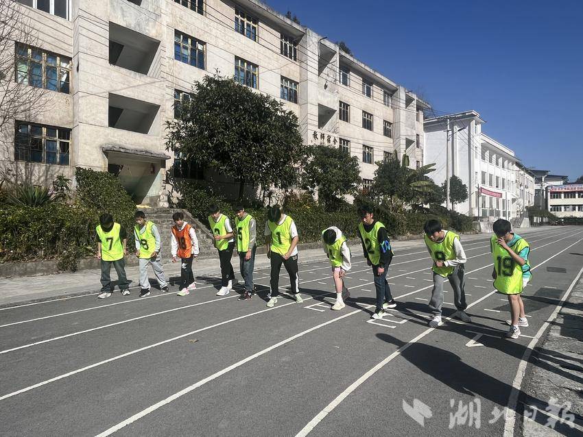恩施市板桥镇初级中学:开展"强身健体磨意志,体能测试展锋芒"体质健康