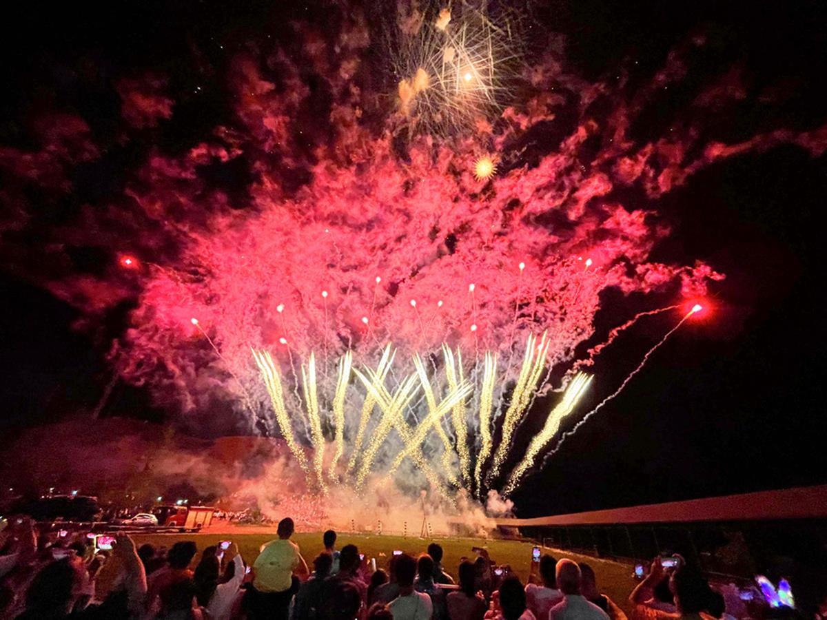 百里荒景区烟花音乐节首日迎来19万人