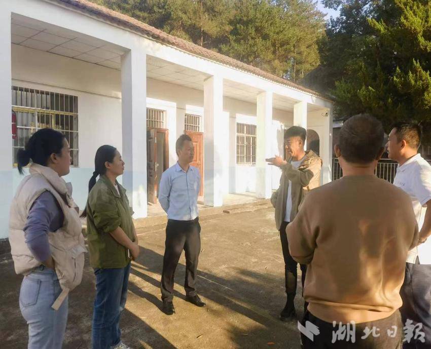 我为青少年办实事共青团嘉鱼县委携手爱心企业调研官桥镇中心小学希望