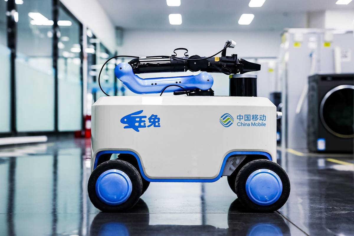 在美的洗衣机荆州工厂，“玉兔”AI巡检机器人正在执行高效的检测工作 (1).jpg