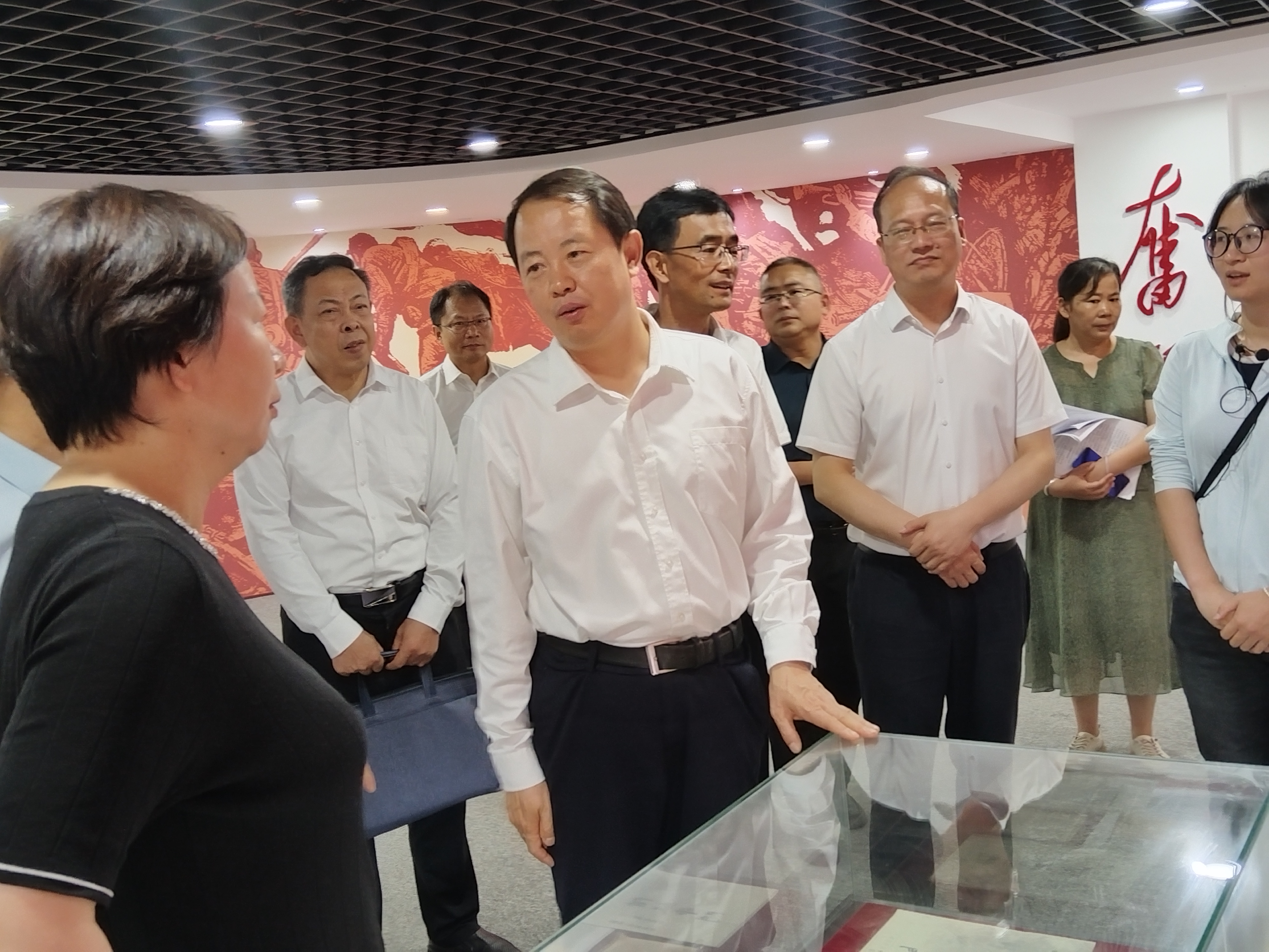 周向阳详细听取讲解,仔细查看珍贵革命历史档案与展陈内容,并就档案