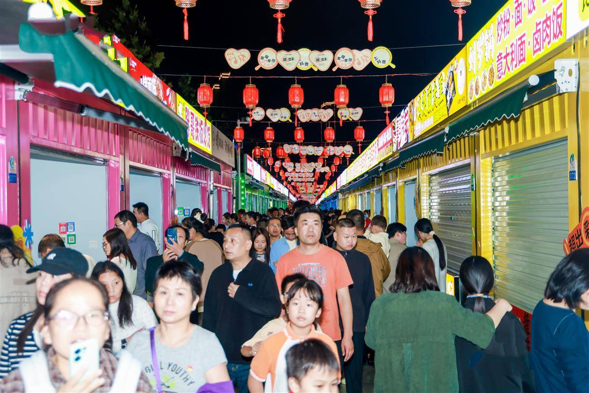 “澴川渔火”夜市灯火通明、人头攒动。（受访者供图）  (1).jpg