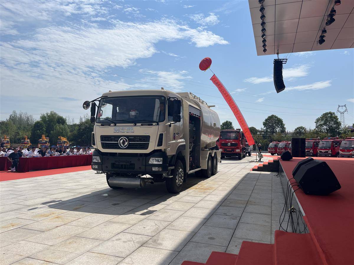 飞机加油车.jpg