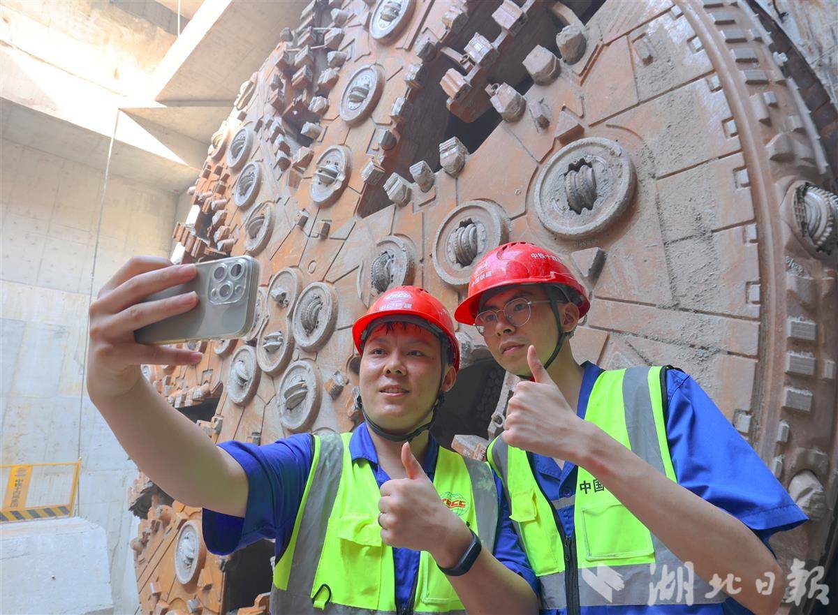 004 地铁建设者庆祝越江隧道贯通。.jpg