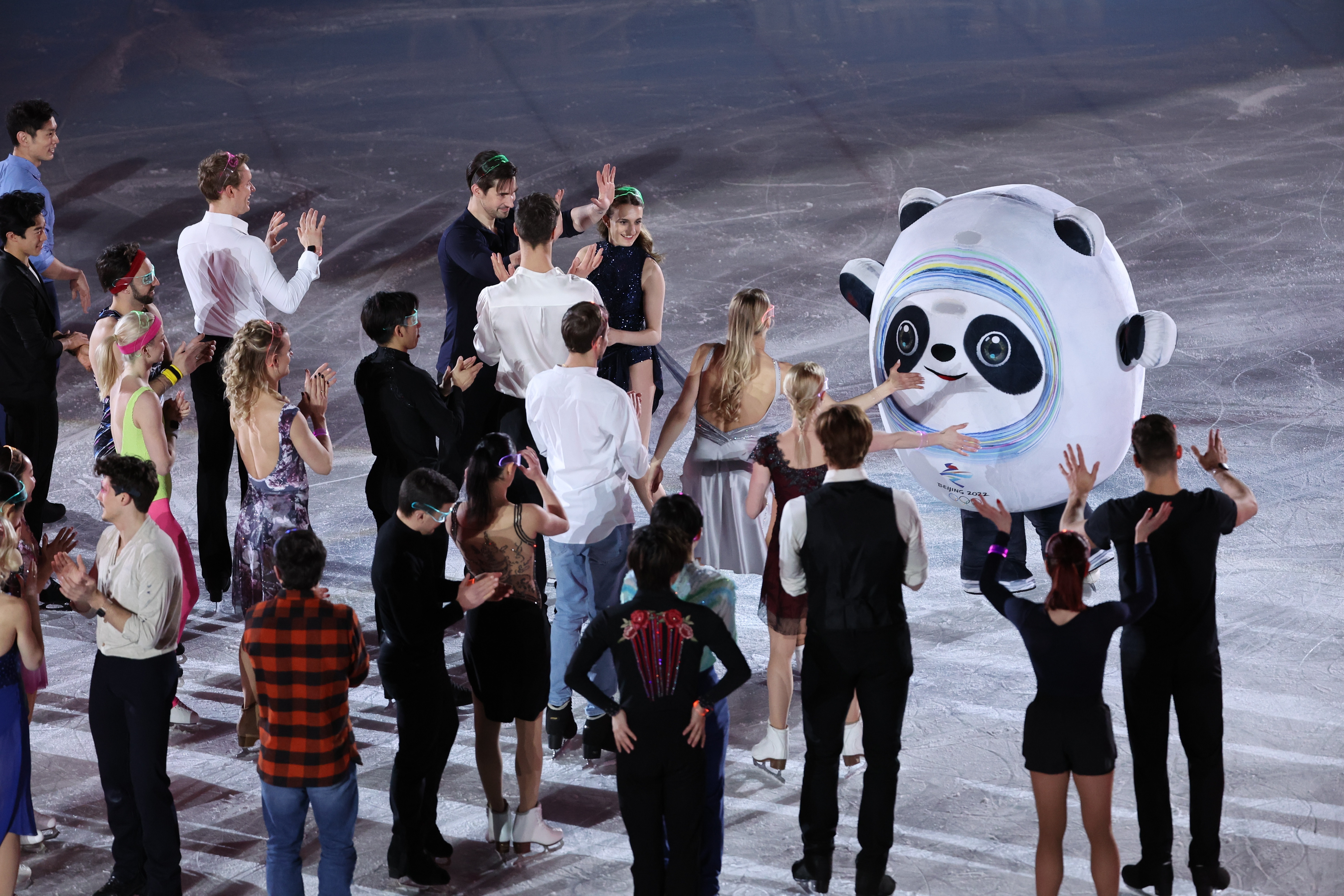 没法低调冰墩墩现身花样滑冰表演滑