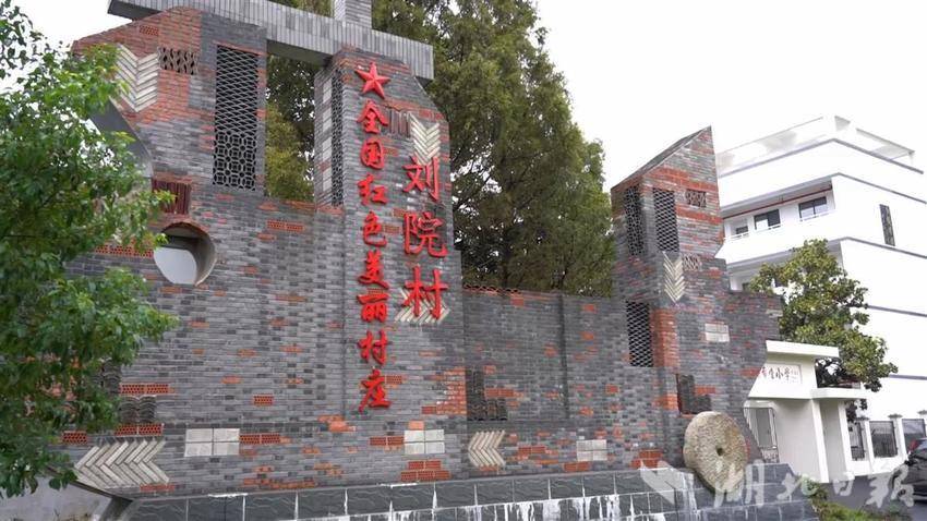 大悟县吕王镇刘院村村口，一座由石砖砌成的辽宁号航空母舰的模型巍然矗立。（湖北日报全媒记者 王欣 通讯员 蔡青阳 摄）