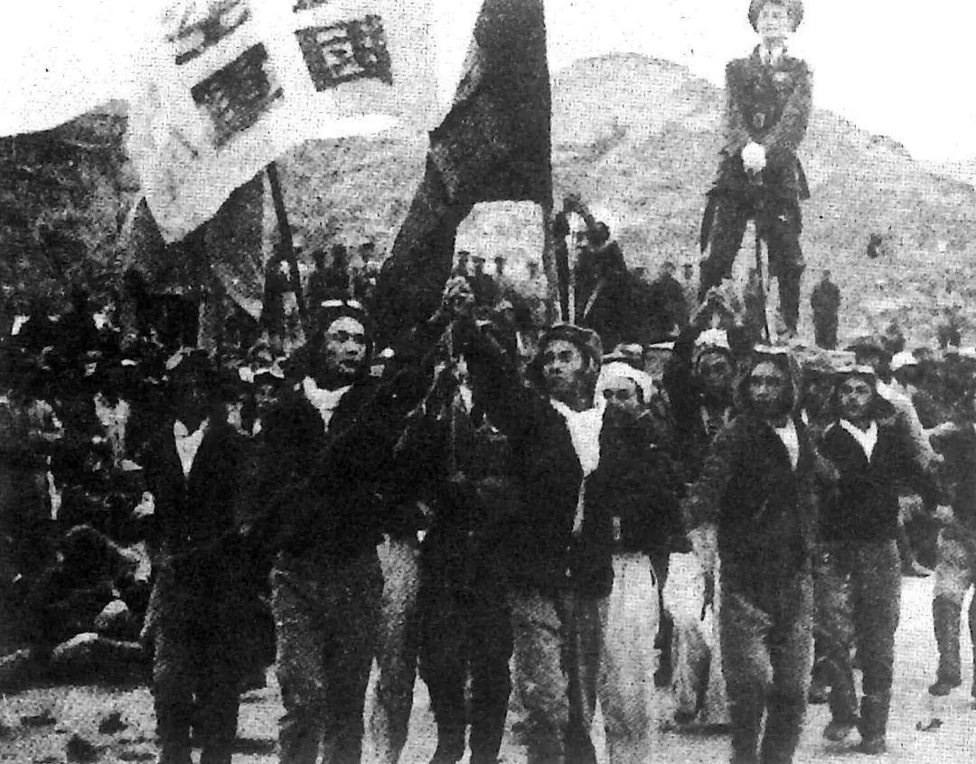 活报剧惟妙惟肖表现艾森豪威尔在法国登陆的场景.jpg