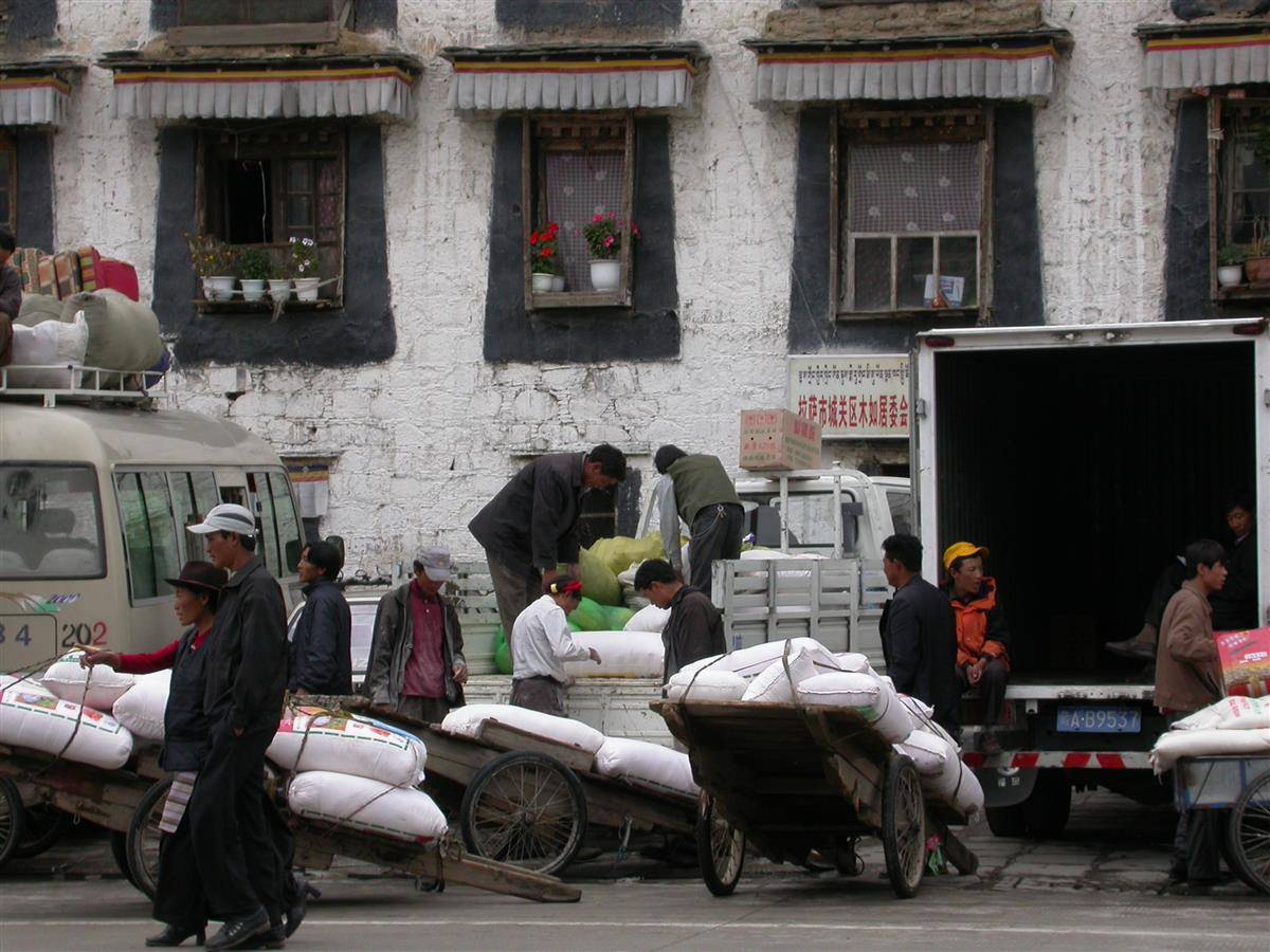 3.西藏农牧民开着板车托运农用物资。.JPG
