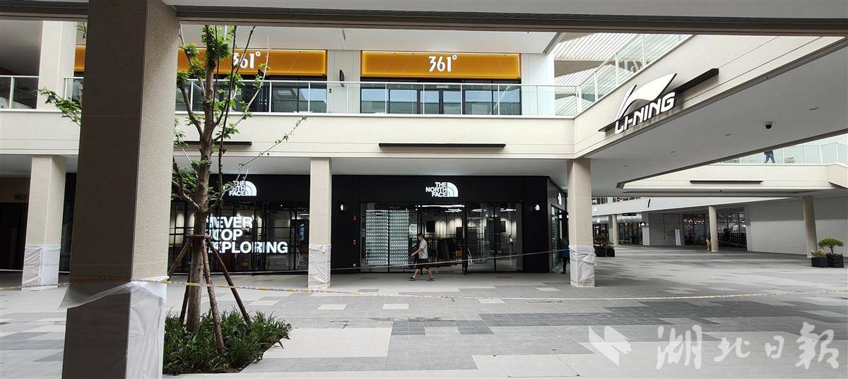 005 稍早前拍摄的知名品牌店。湖北日报全媒记者 汪洋 摄.jpg