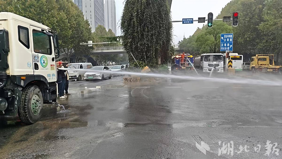 江岸环卫冒雨清理堵路泥土，抢通道路 (2).jpg
