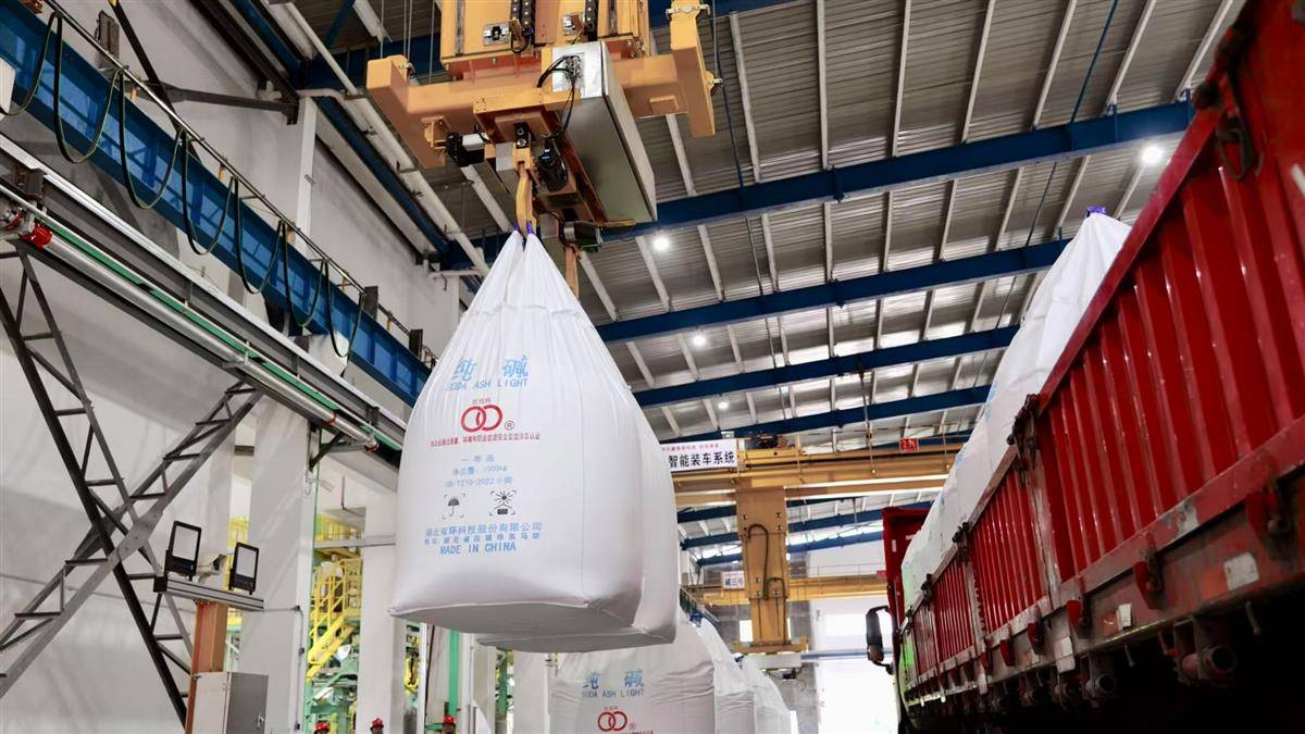 政银携手为湖北双环科技股份有限公司提供“再贷款+贷款+贴息”政策优惠，帮助该公司加快推进联碱节能技术升级改造项目。2（湖北日报通讯员 龙嘉乐 摄）.jpg