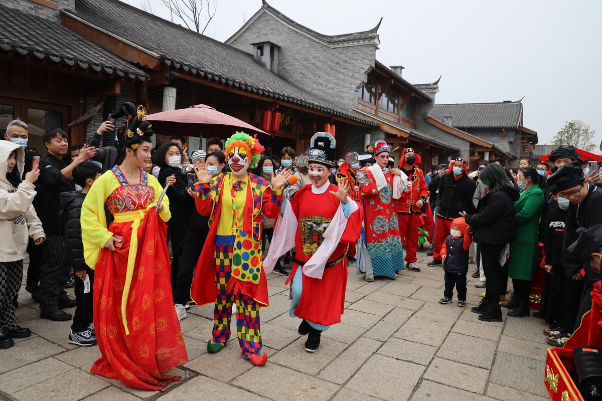 2月15日,春节长假第五天,沸腾的沔阳小镇再迎游客高峰.