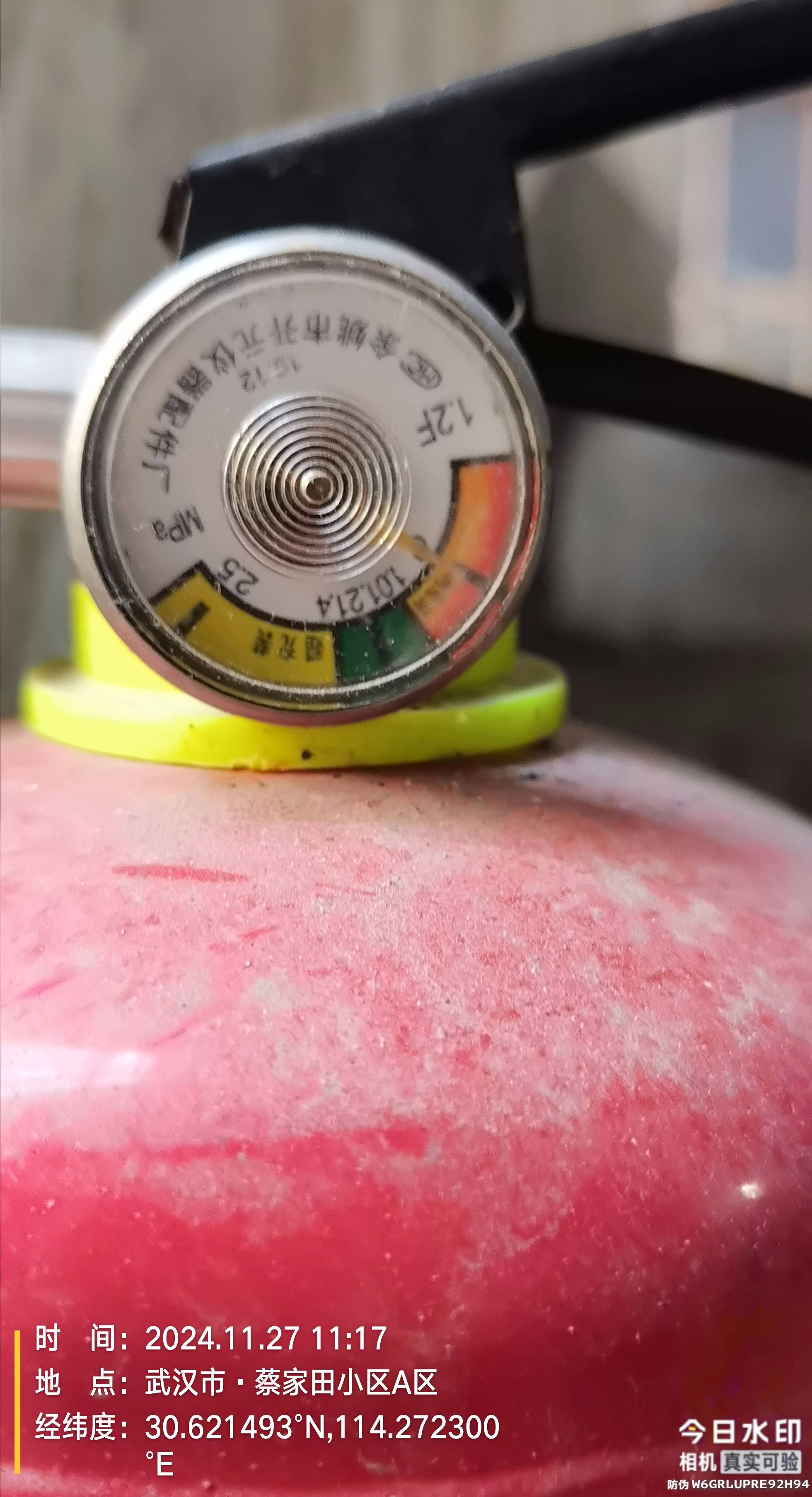 蔡家田社区10栋1单元，灭火器亮起“红灯”。