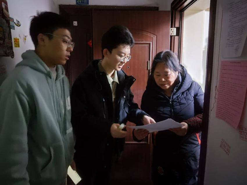 “平安使者”叩门送平安 社校携手共筑冬季消防安全“防火墙” - 湖北日报新闻客户端