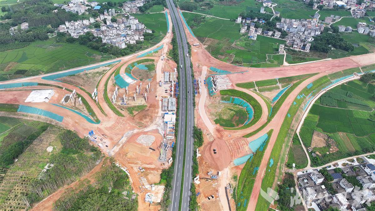 广西平容高速--项目路段施工现场.png