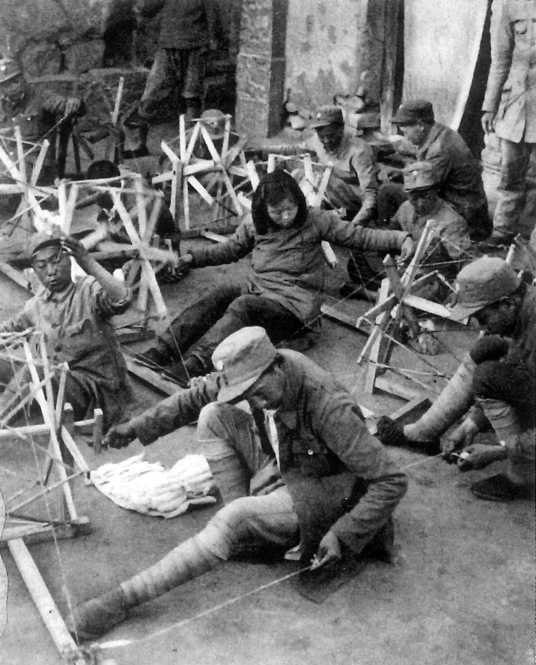 官兵在纺毛线.jpg