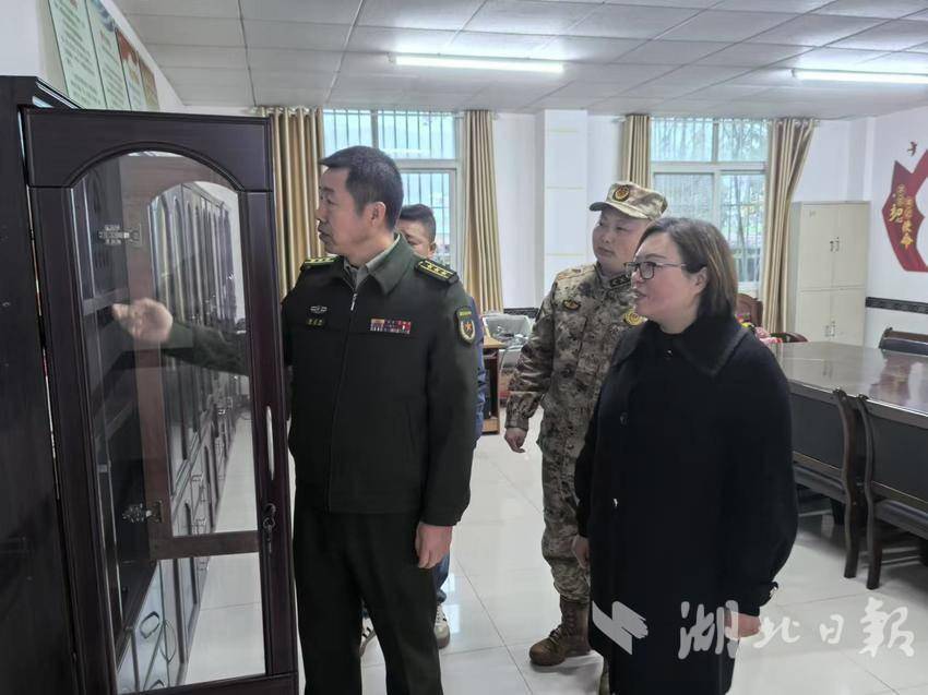 县人武部检查水坪镇武装部建设工作.doc
