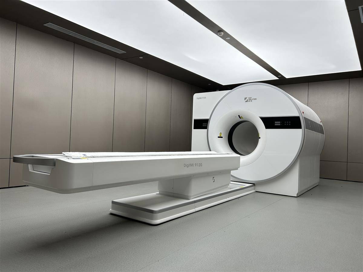 由锐世医疗研发的临床全数字PET/CT（DigitMI 9120）获将入市。图由受访单位提供。