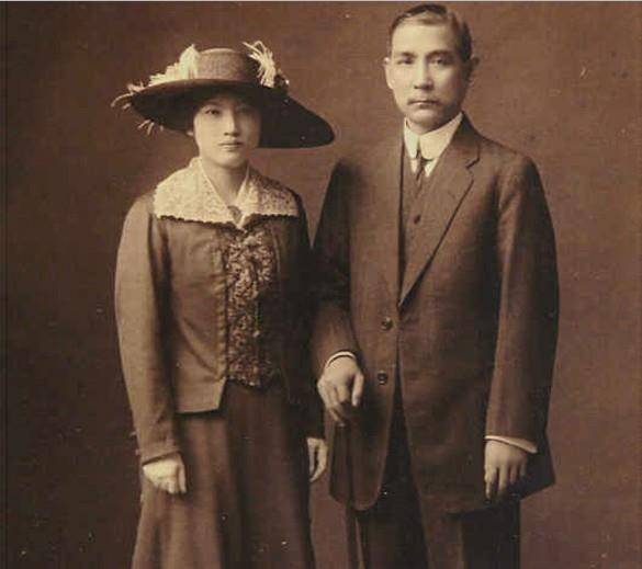 1915年10月25日，孙中山与宋庆龄在日本结婚。图为1916年4月24日，他们补拍的结婚照。
