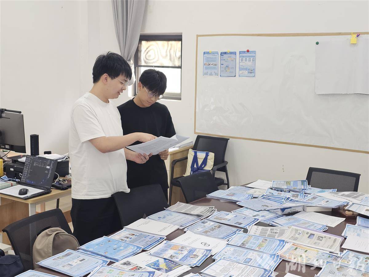 陈英杰和学生们