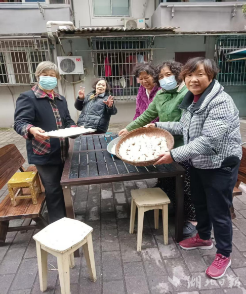 饺子“包”住邻里情 温暖冬至在社区 - 湖北日报新闻客户端