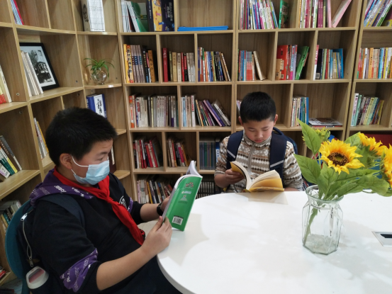 活动中,孩子们根据自己的爱好纷纷挑选了喜爱的图书,个个看得津津有味