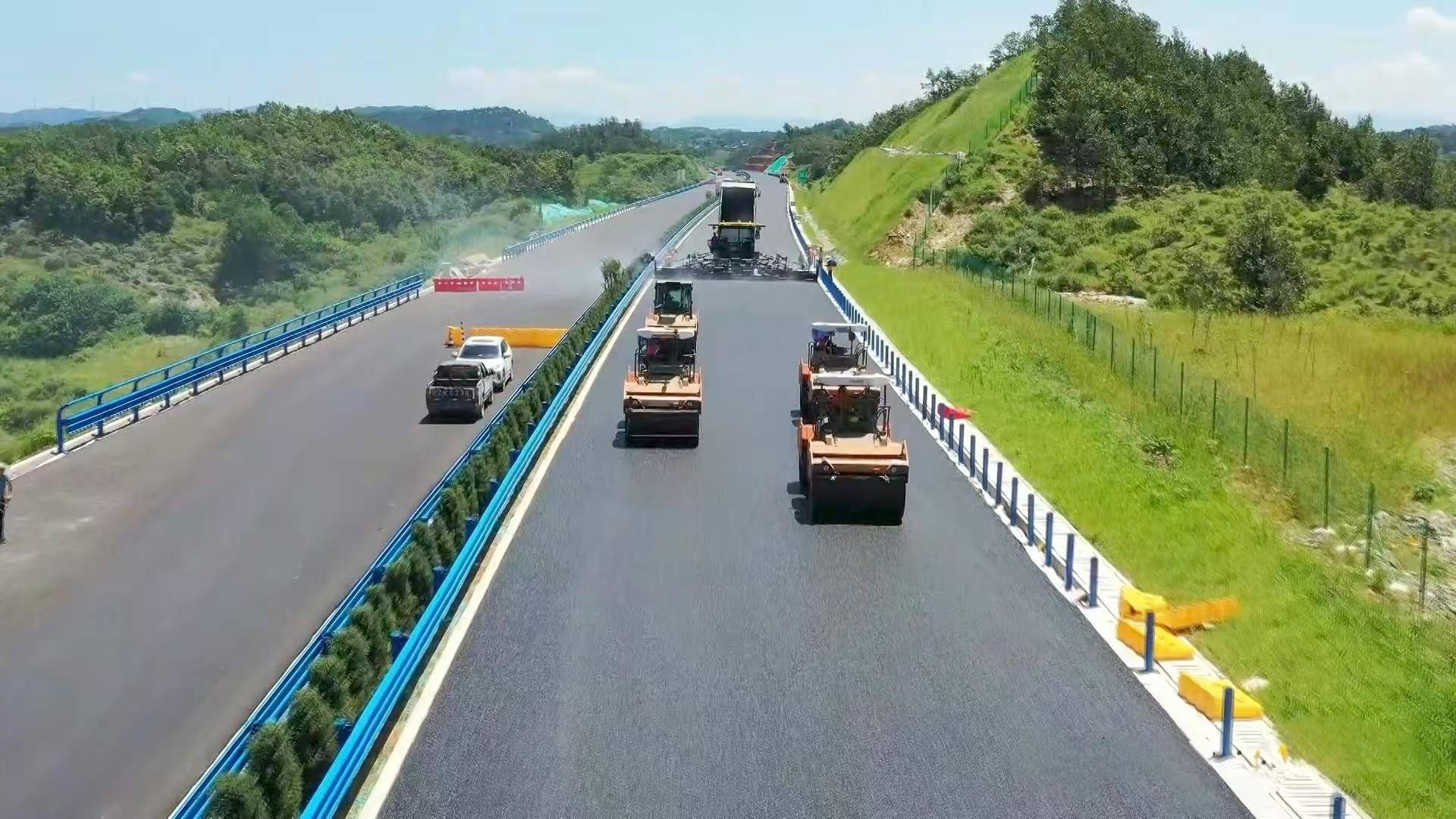 随信高速公路广水关庙段路面摊铺施工现场（吴迪摄）.jpg