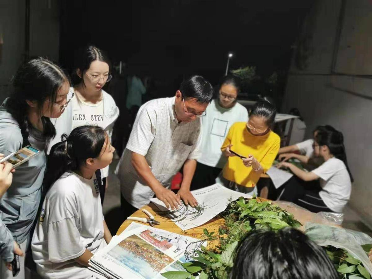 给黄冈师范学院的学生讲解标本制作