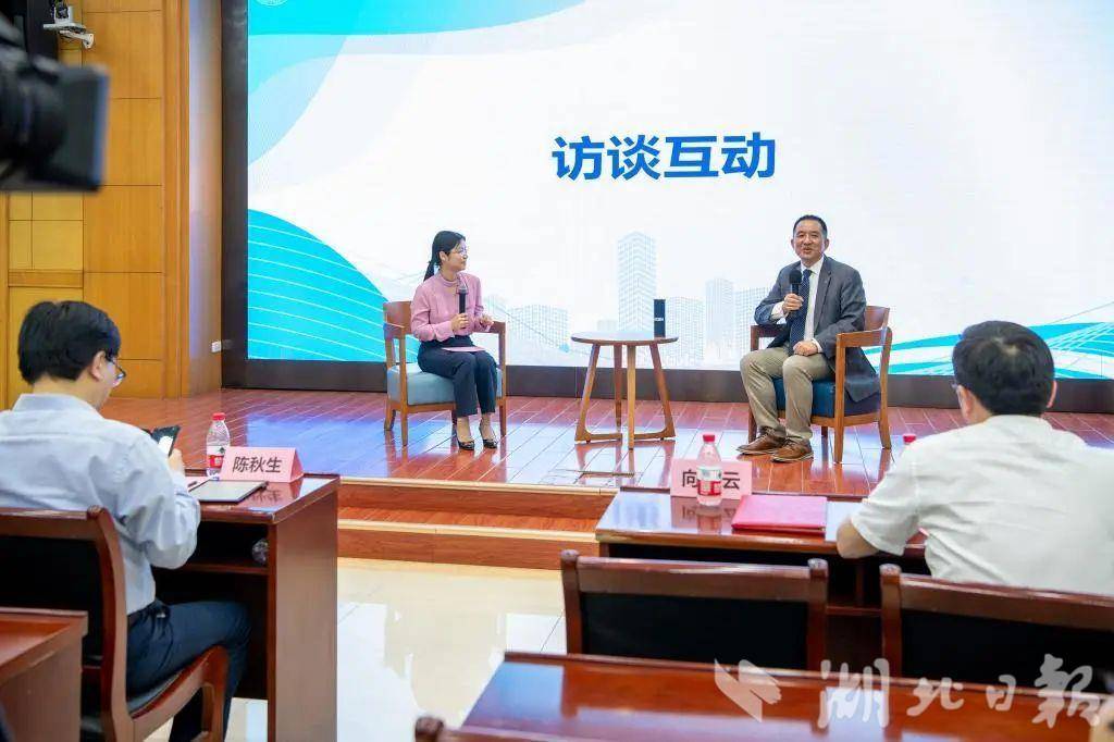 2024年5月，向惠云在华科大第74期校友大讲坛暨公卫叙事第七讲上作主题分享，并与师生热情互动