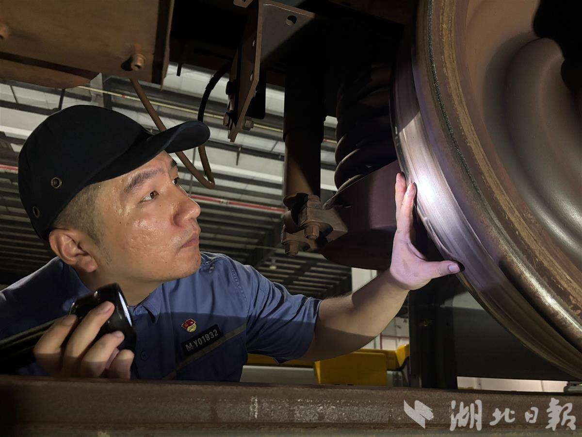 双节期间，地铁列车检修人员龚一帆精心检修列车，保障乘客安全舒适出行。袁永华 摄.jpg