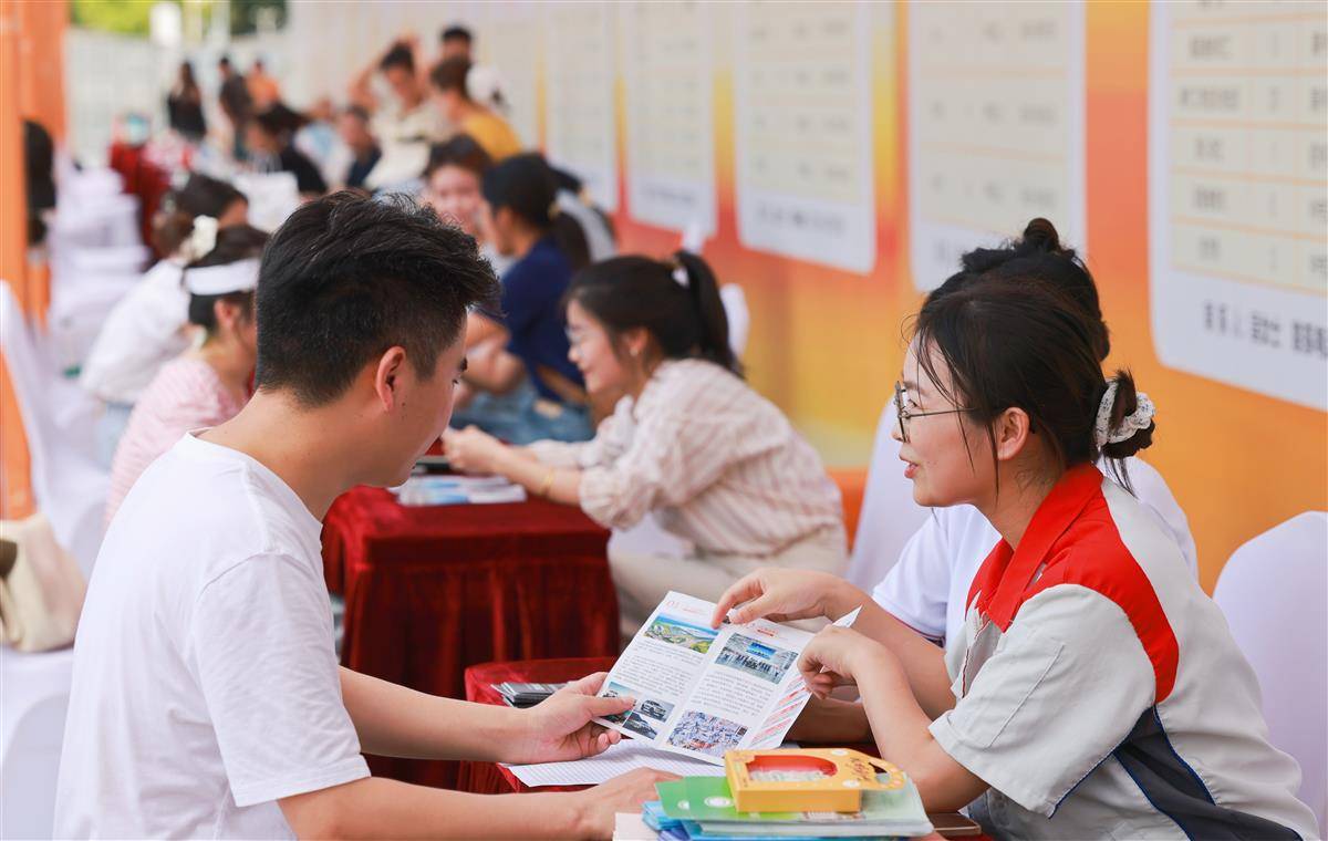 荆门市2025年青年人才专项招引活动现场 (2).jpg