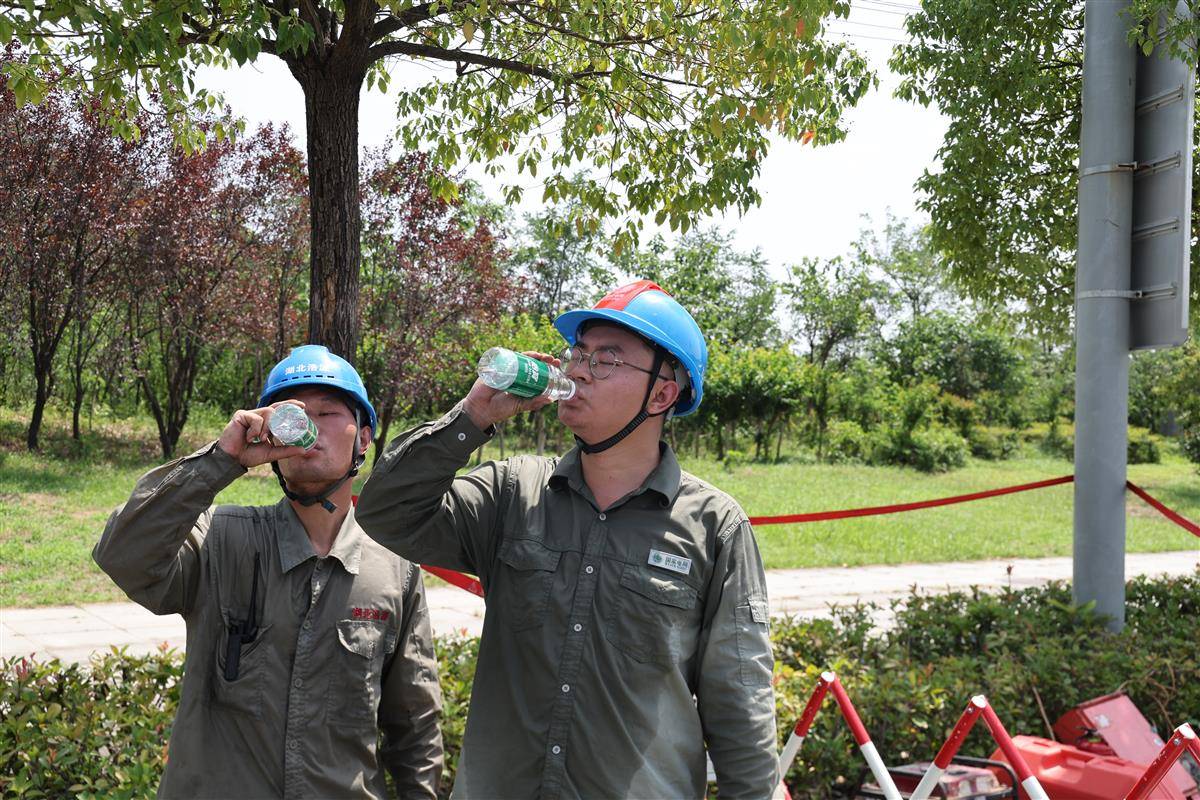 7月17日，国网十堰东风供电公司检修工区工作人员巡检完毕地下电缆通道后回到地面，及时补充水分（魏圣九）。.jpg