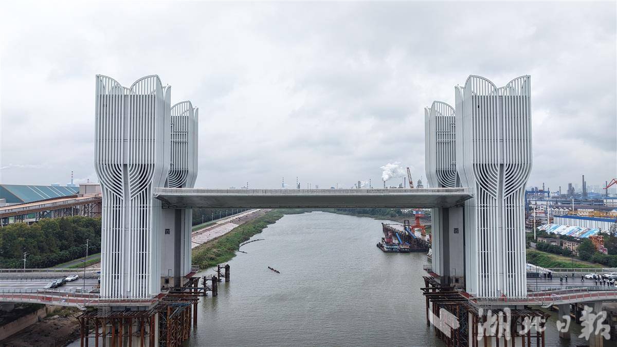 003 武汉右岸大道跨工业港开启桥升降调试中。武汉城建集团 供图.jpg 003 武汉右岸大道跨工业港开启桥升降调试中。武汉城建集团 供图.jpg