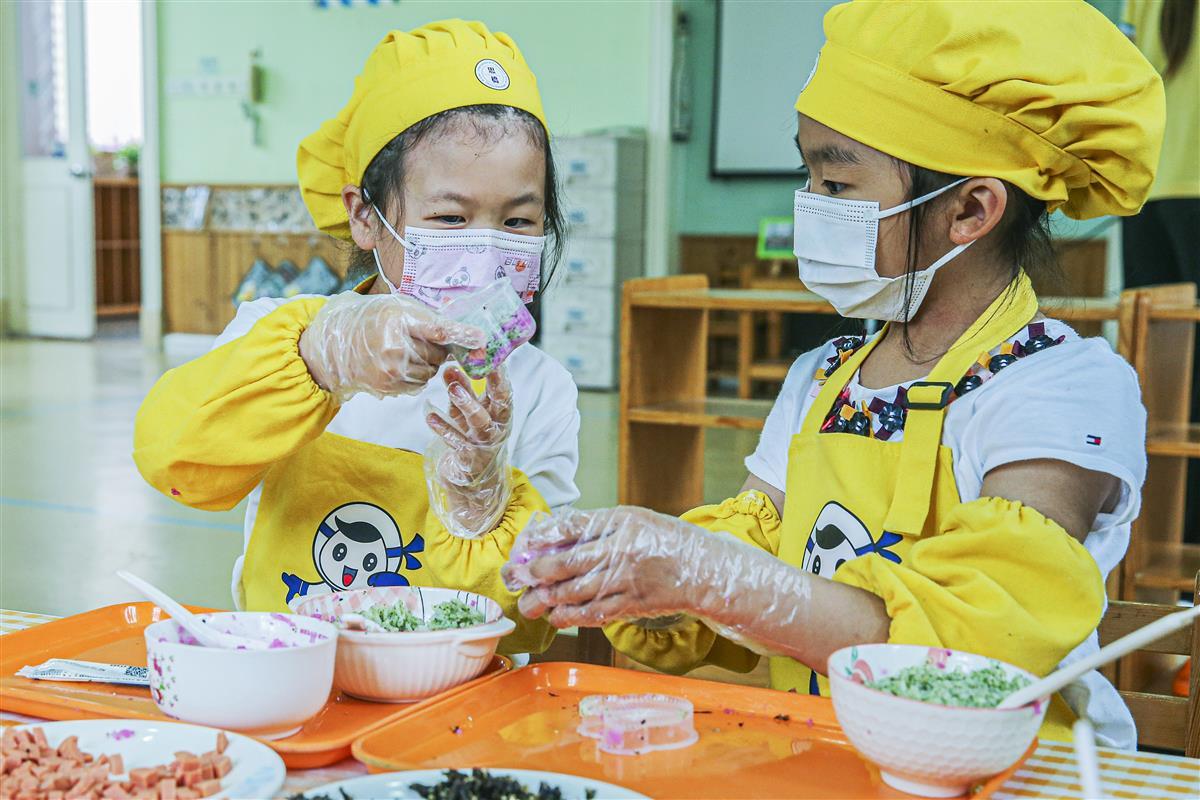 幼兒園裡學做飯