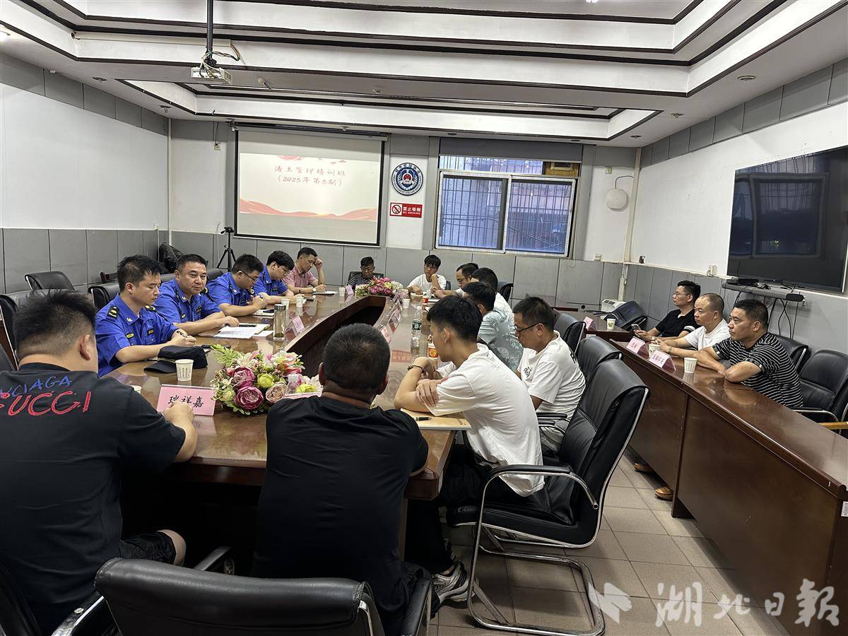 硚口城管举办展渣土运输企业服务学习班.jpg