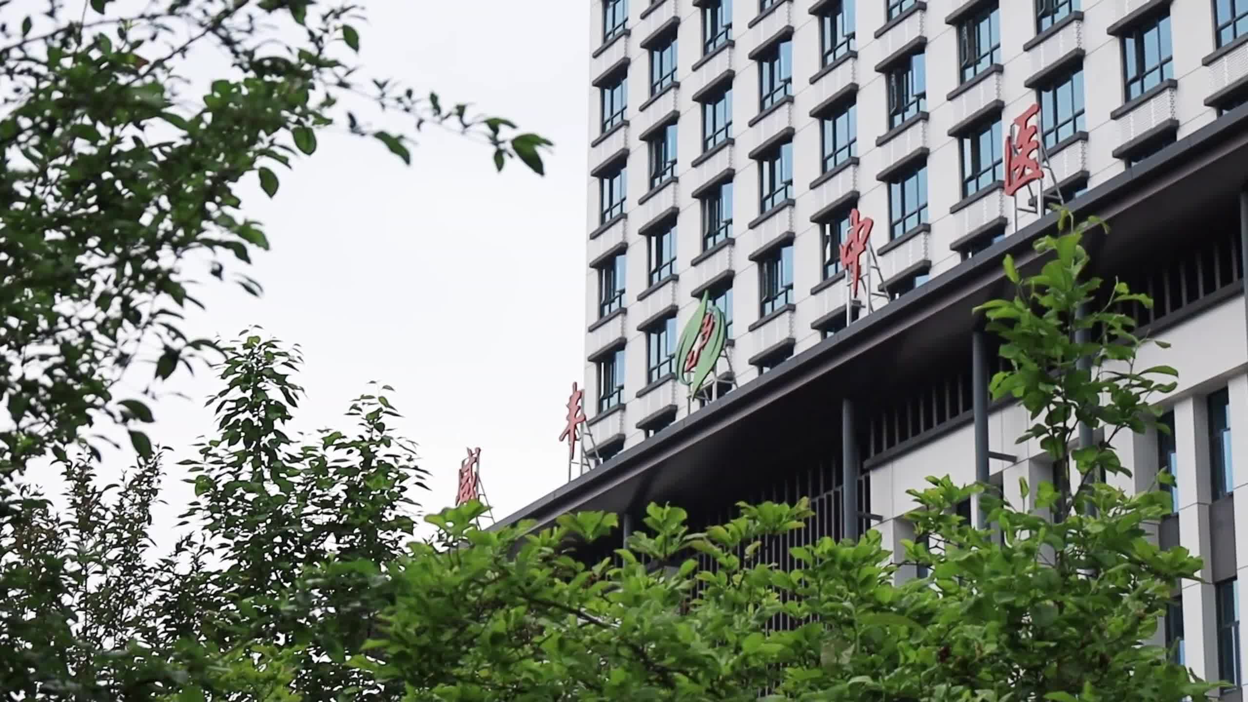 获救苹果商贩吉耀仲出院 咸丰派救护车千里护送