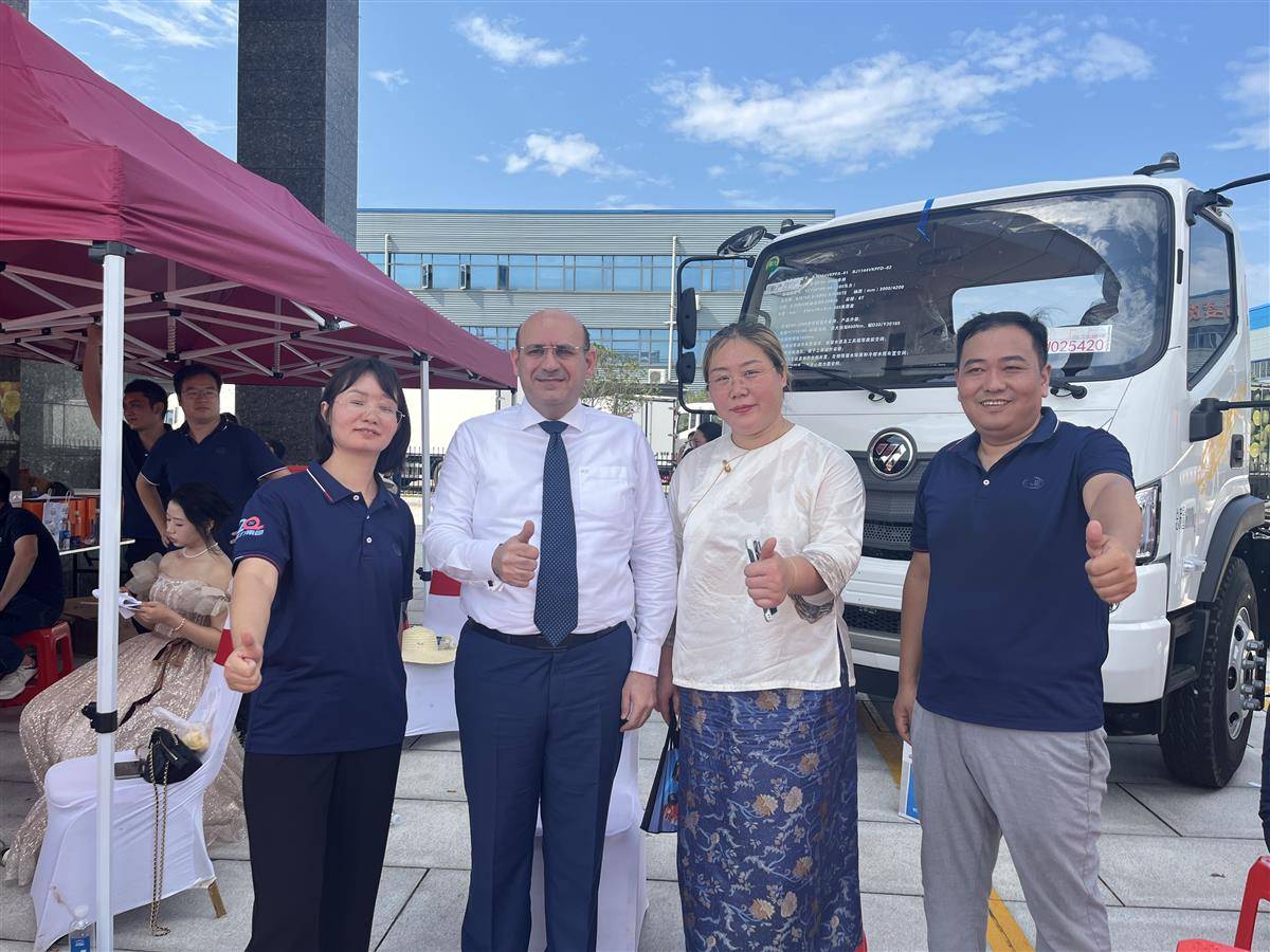 巴西GCI公司董事长瓦尔•亚森（左二）、总经理郭文静为程力专汽新品点赞。.jpg