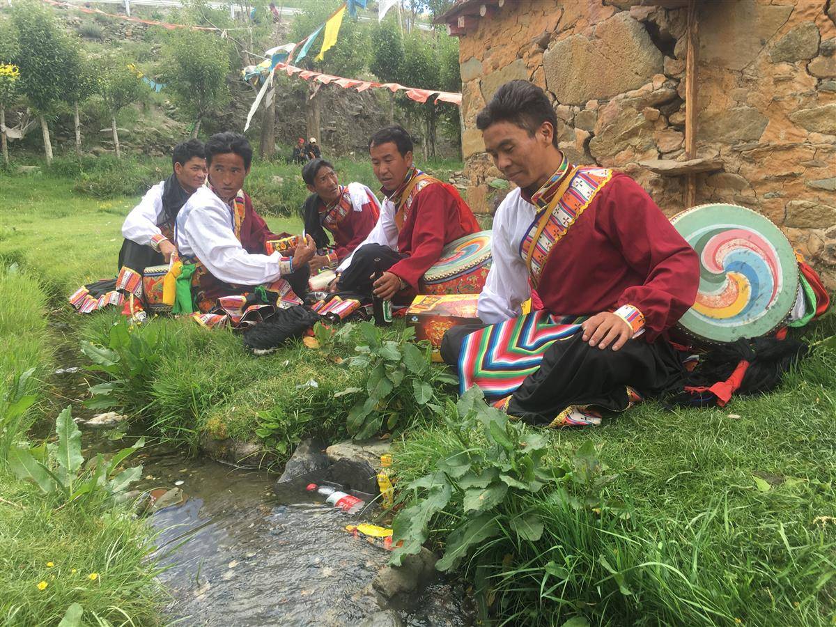 aIMG_3832久河卓舞队把饮料泡在溪水中降温.JPG