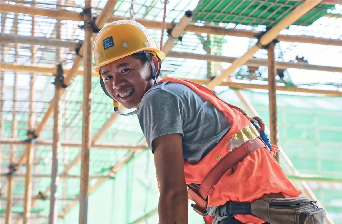 第一视角丨开吊车绑钢筋搭模板快来体验建筑工人的一天