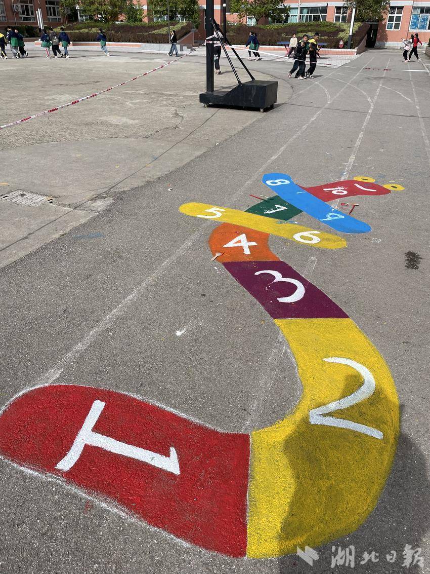 利川市谋道小学:地面大变样 彩绘"迷人眼"