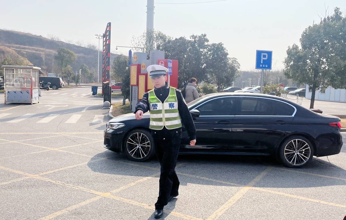 2 青年民警余其源在广水火车站路面排堵。_副本.jpg