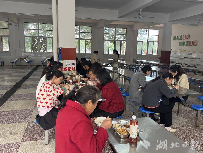 广水市陈巷镇中心中学:开放家长陪餐 共筑健康校园