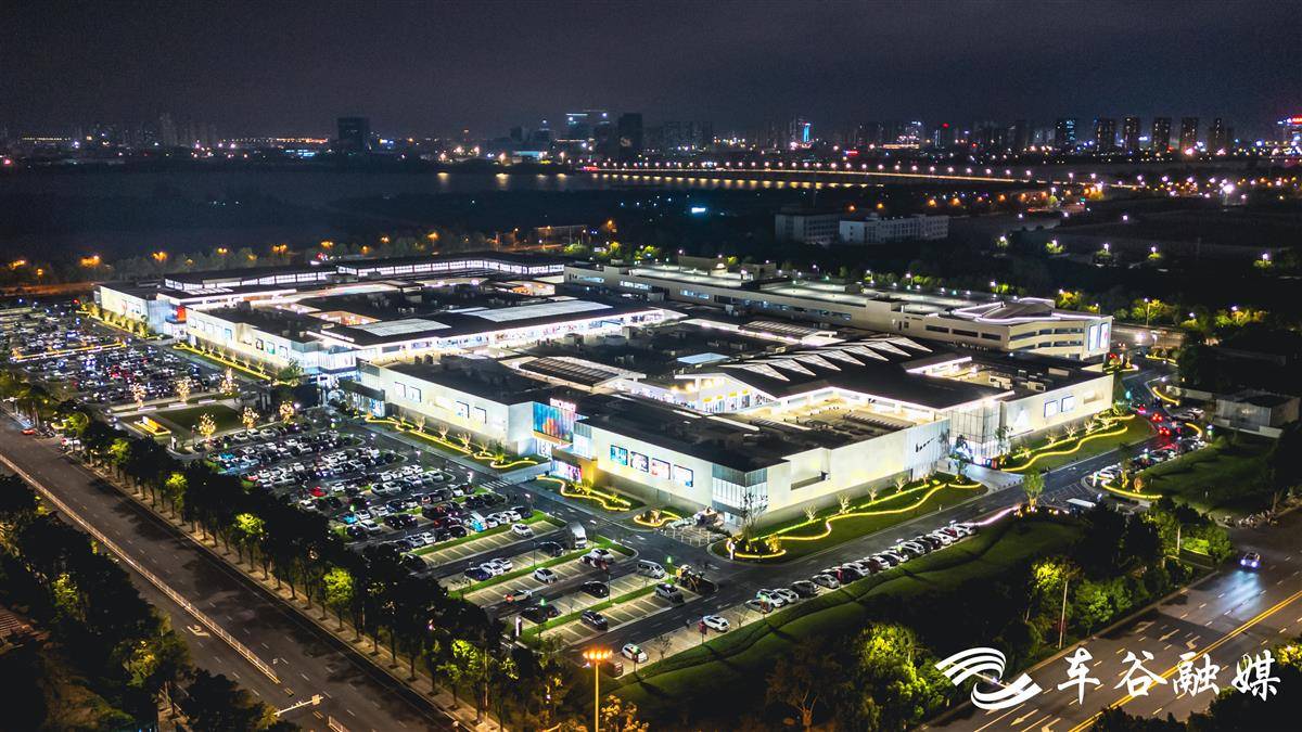 夜幕下的武汉杉杉奥莱。车谷融媒 供图.jpg