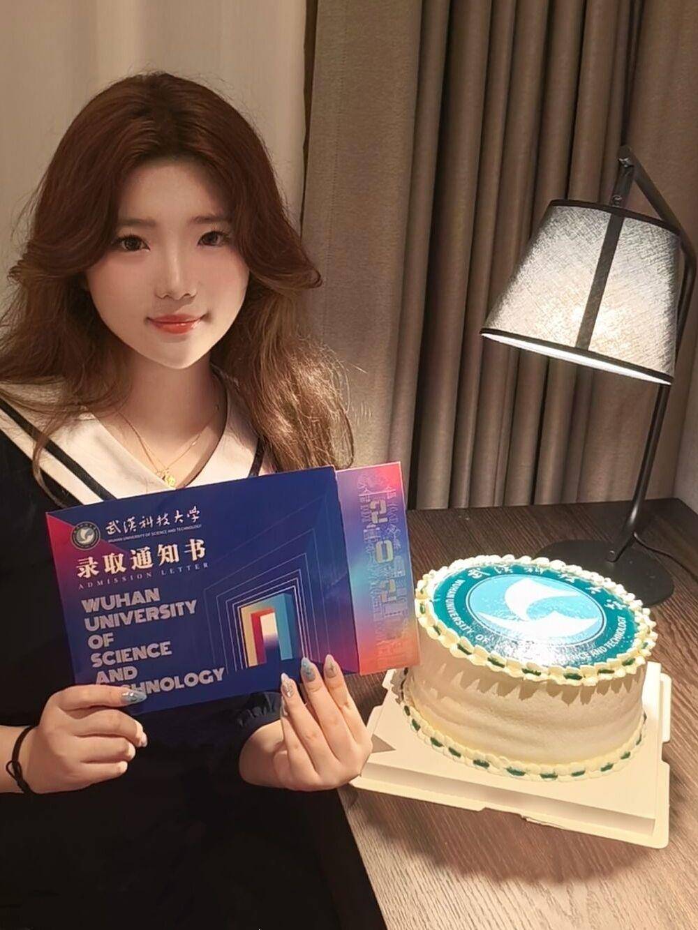新生苗可新用“带有武科大校徽”的蛋糕庆生.JPG