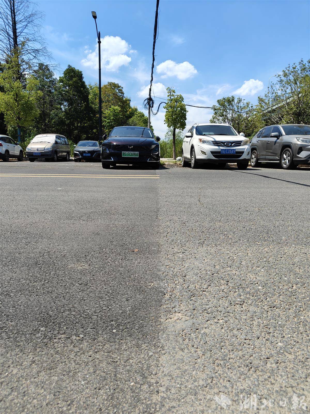 ▲ 004 颜色较深沥青路面处(左),为武汉经开区左岸大道地面辅路起点。湖北日报全媒记者 汪洋 摄.jpg ▲ 004 颜色较深沥青路面处(左),为武汉经开区左岸大道地面辅路起点。湖北日报全媒记者 汪洋 摄.jpg