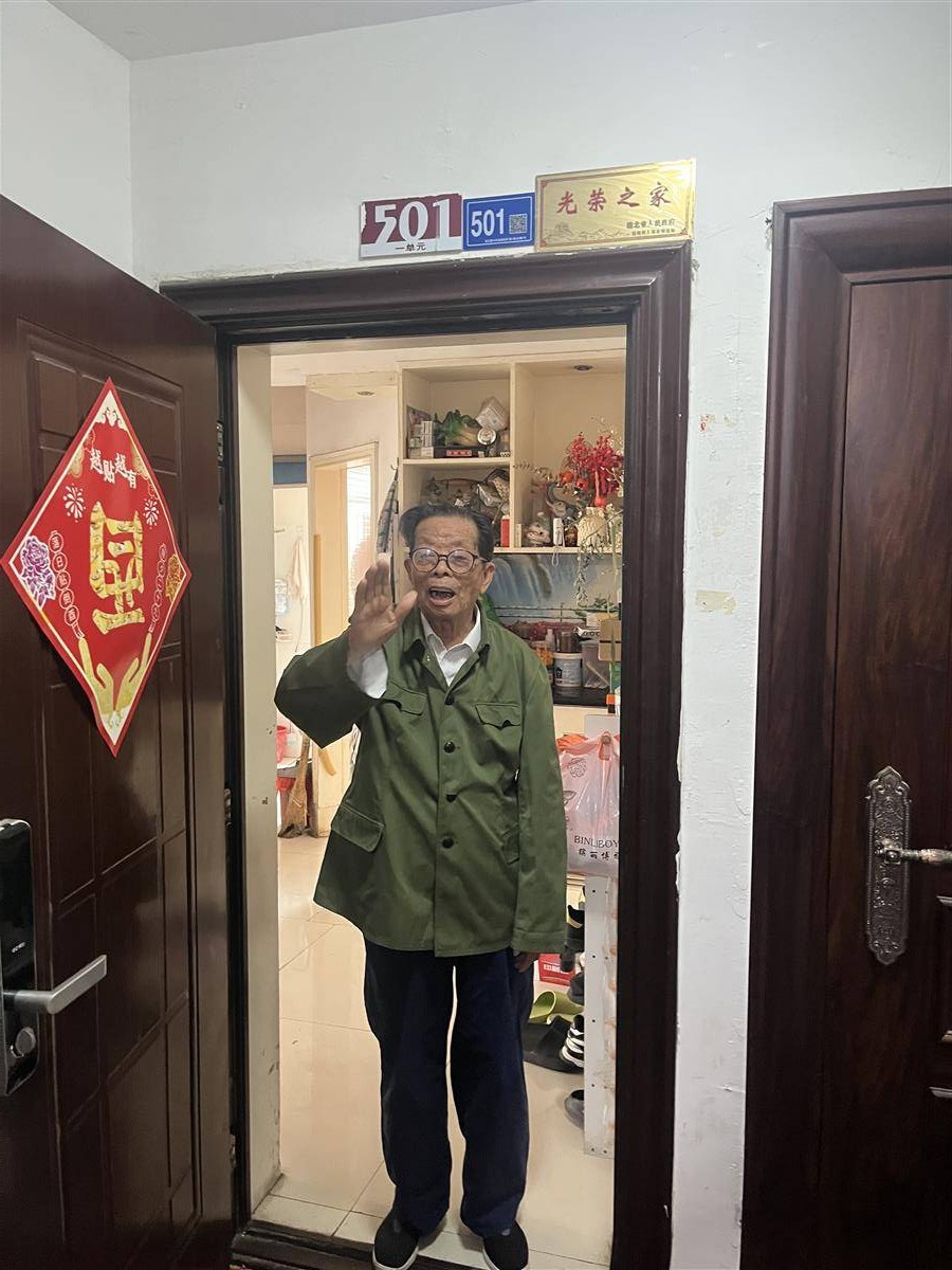 雷老走到门口送别记者。