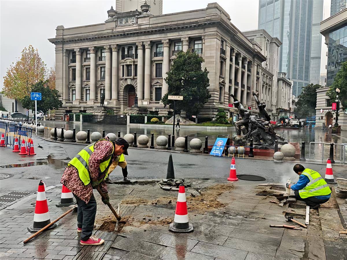 提前开展市政设施“体检”，及时更换破损道砖 (1).jpg